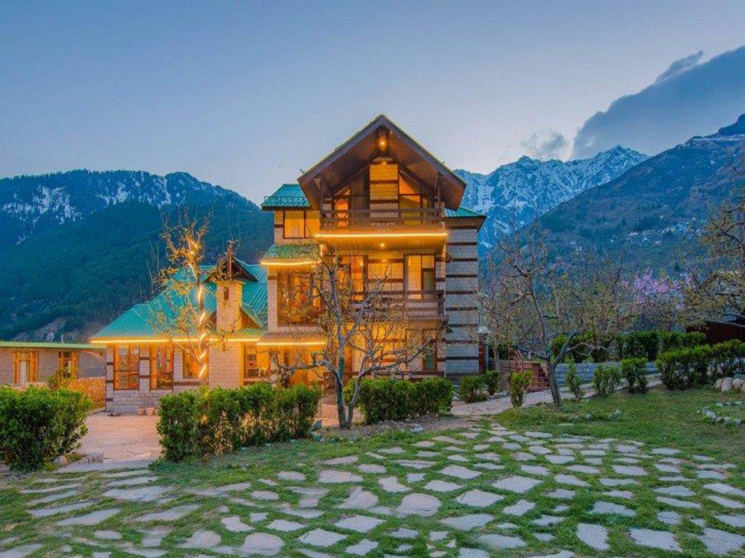 Luxury villas in Manali, Himachal Pradesh, North India LTN533