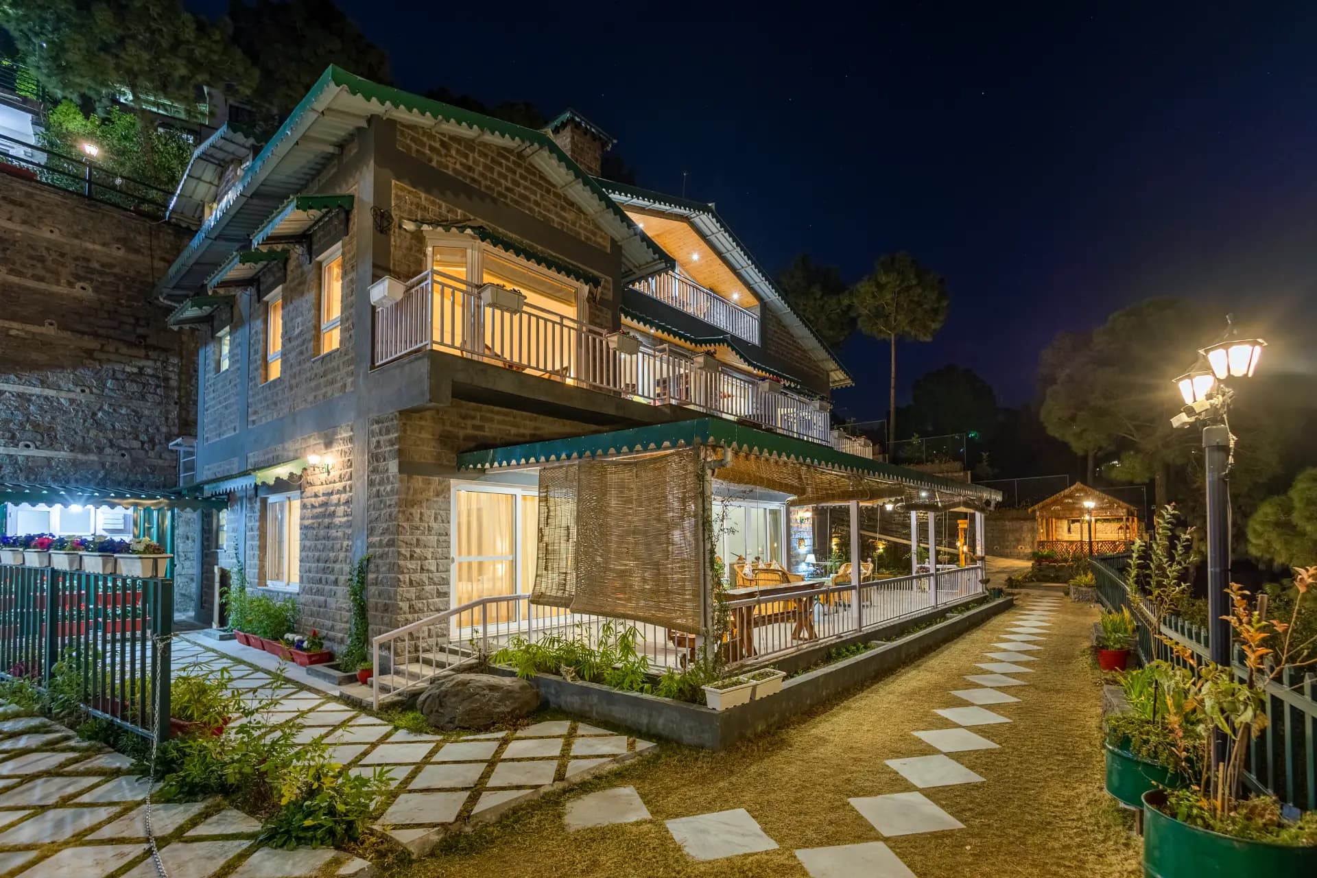 LTN343 | 3-BHK + Attic | Garden | Gazebo | Balconies | Scenic Views